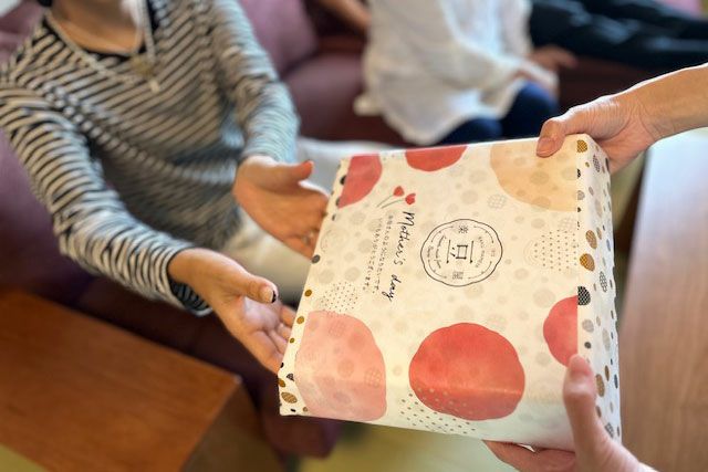 母の日に手渡しで豆菓子のプレゼント