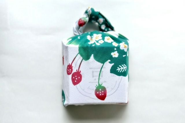 にじゆら手ぬぐいいちご畑で包んだイチゴのマスカルポーネッぴープチギフト